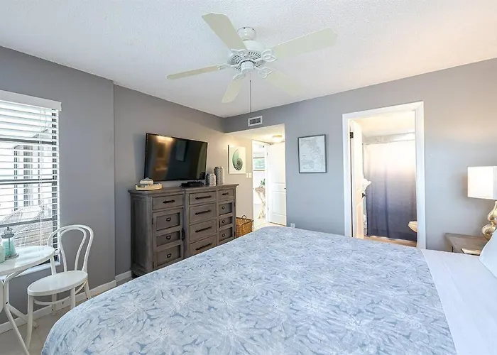 Apartment Coastal Amazing Location! 50 Steps To The