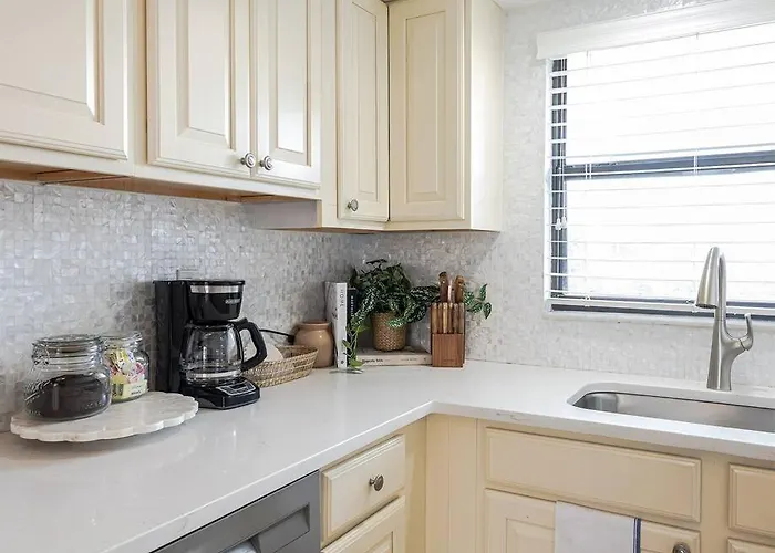 Apartment Coastal Amazing Location! 50 Steps To The