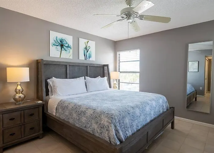 Coastal Amazing Location! 50 Steps To The Apartment Clearwater Beach