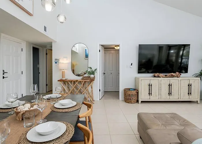 Coastal Amazing Location! 50 Steps To The Apartment Clearwater Beach